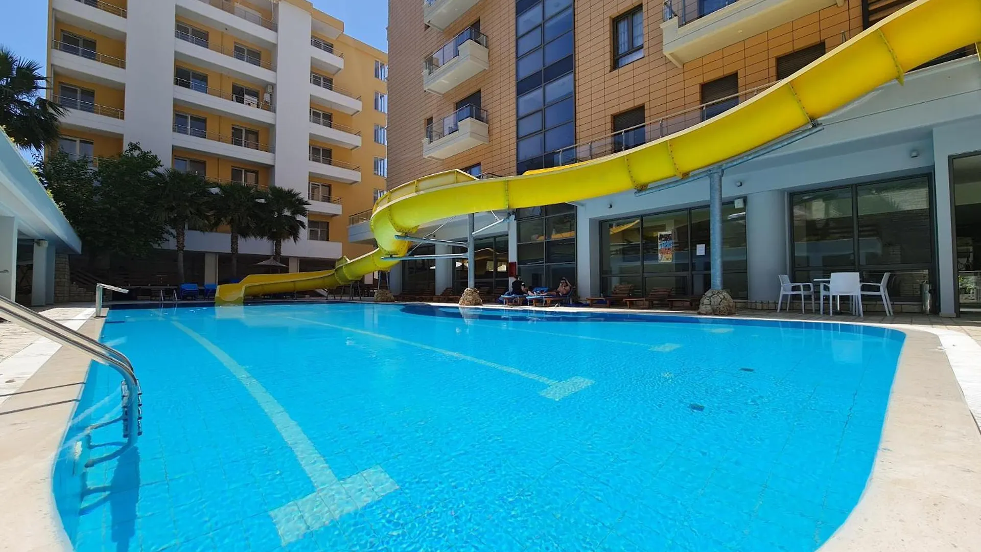 Diamond Holiday Apartments Влёра