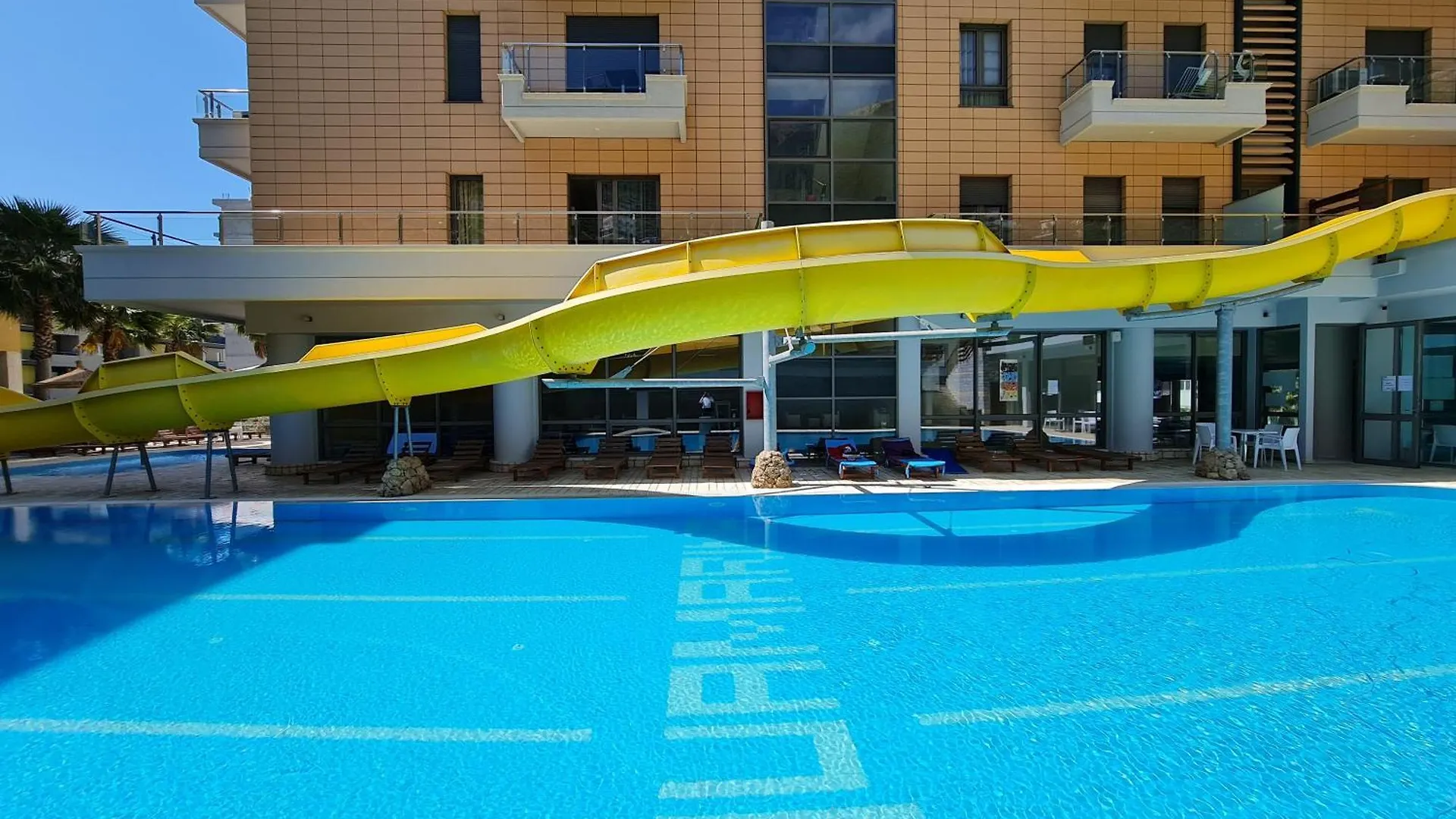 Diamond Holiday Apartments Влёра