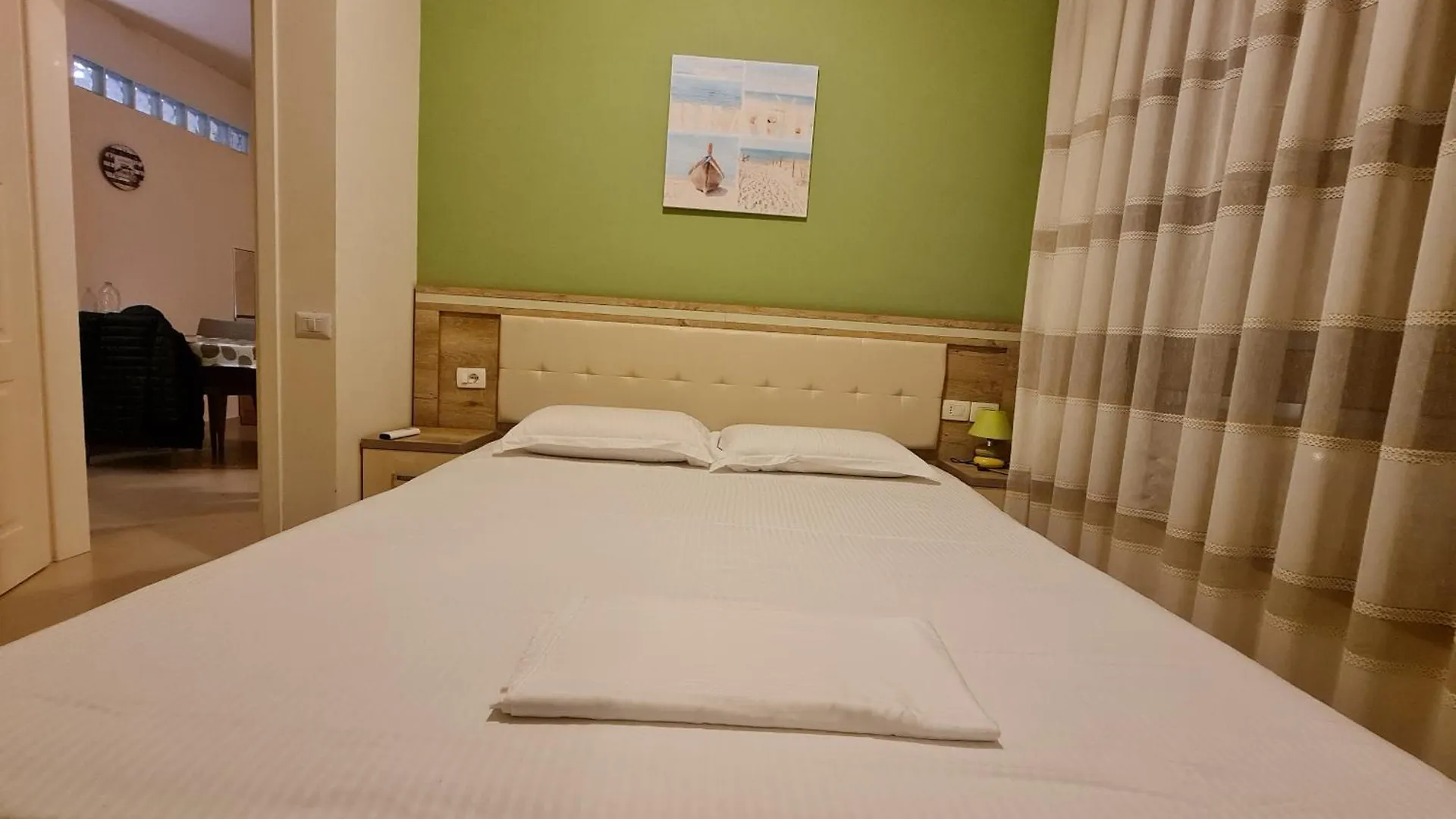 Diamond Holiday Apartments Влёра