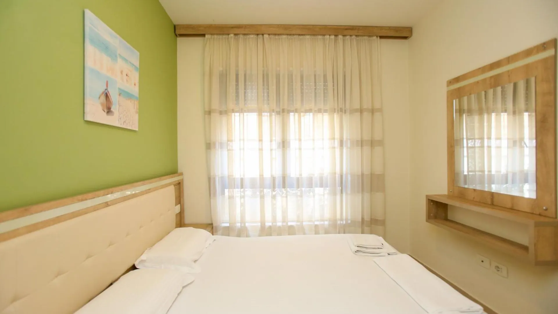 Diamond Holiday Apartments Влёра
