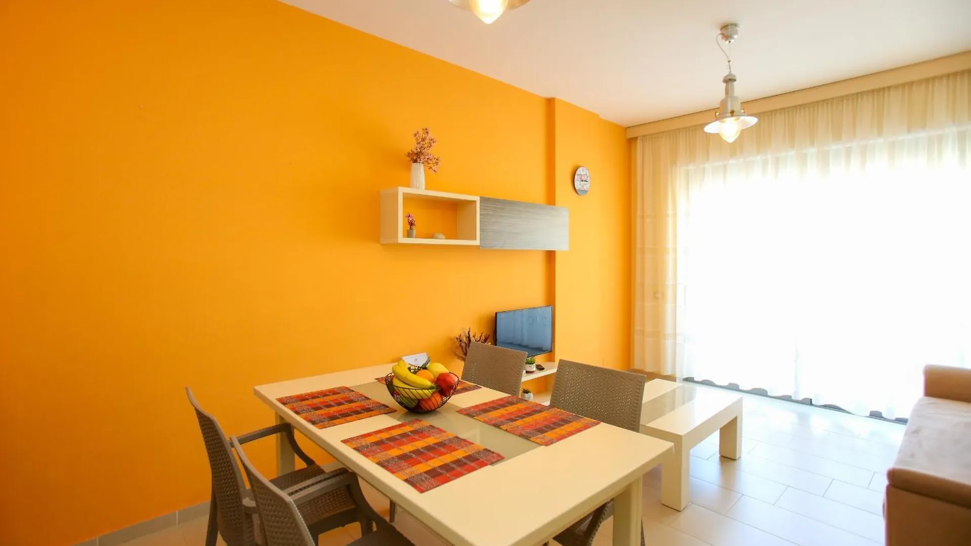 Diamond Holiday Apartments Влёра